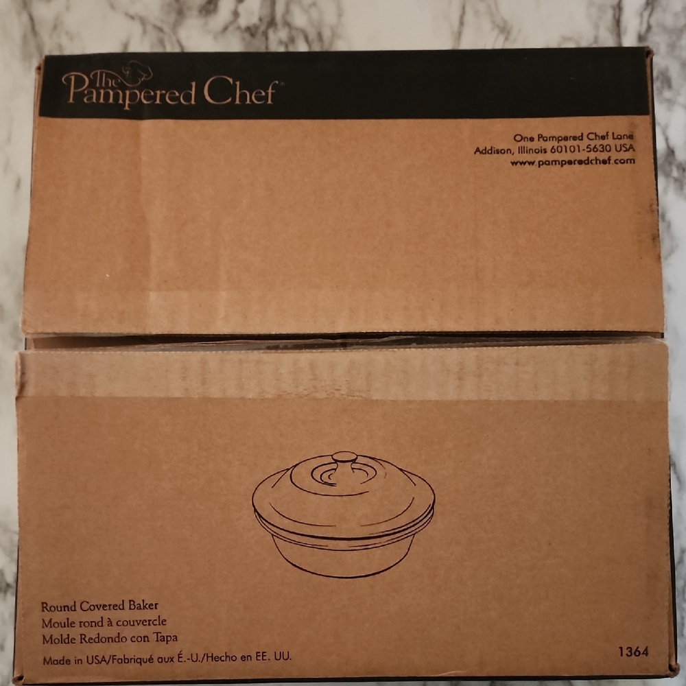 The Pampered Chef Round Covered Baker - Brown